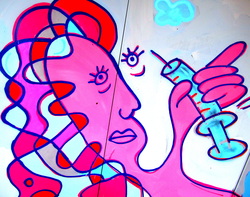 Picassomaisessa katumaalauksessa pitkähiuksinen nainen pitelee kädessään injektioruiskua. Jan Holmberg Mainio blogi janholmberg.weebly.com Copyright Jan Holmberg