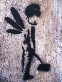 Kirjavalla betoniseinällä graffiti, jossa musta poikahahmo pissaa selkäpäin, mutta katsoo taakseen. Jan Holmberg janholmberg.weebly.com Copyright Jan Holmberg Mainio -blogi