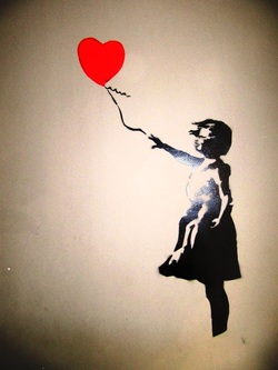 Grafitissa mustavalkoinen tyttö kurkottaa kohti punaista sydänilmapalloa janholmberg.weebly.com copyright Jan Holmberg Mainio blogi