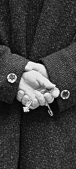 Mustavalkoinen kuva, jossa mies pitelee selän takana avainnippua käsissään. Jan Holmberg janholmberg.weebly.com Copyright Jan Holmberg Mainio-blogi