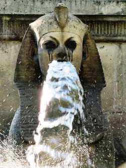 Egyptiläisen sfinksi-reliefin pään suusta syöksyy vettä janholmberg.weebly.com Jan Holmberg Mainio blogi