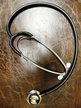 Stetoskooppi ruskealla alustalla janholmberg.weebly.com