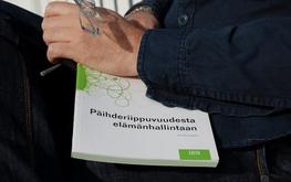 Päihderiippuvuudesta elämänhallintaan niminen kirja Jan Holmbergin sylissä janholmberg.weebly.com